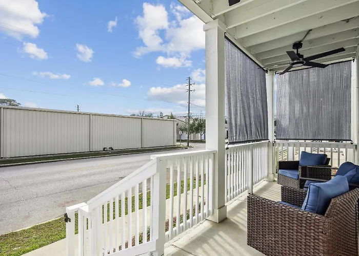 Holiday home 1370 W Government St