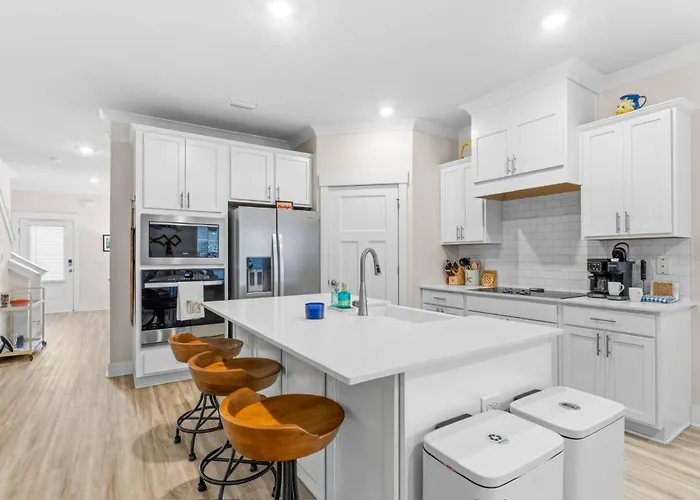Holiday home 1370 W Government St *