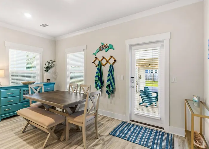 1370 W Government St Holiday home